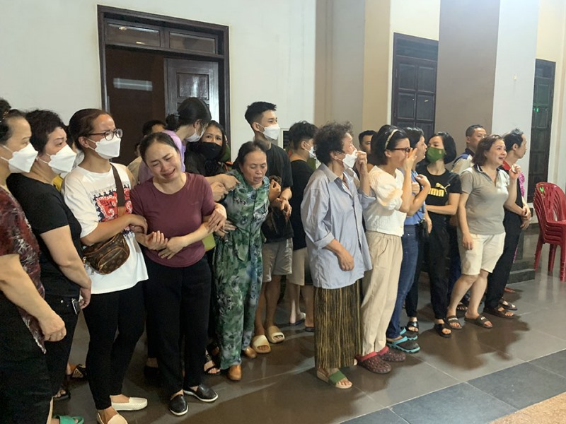 Người thân của 3 chiến sĩ cảnh sát hy sinh đang khóc ngất vì đau đớn khi đến nhà tang lễ Bệnh viện 19-8.