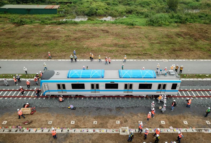 Một toa Metro Số 1 được đặt vào đường ray ở depot Long Bình, TP Thủ Đức, để lắp ráp. Ảnh: Quỳnh Trần