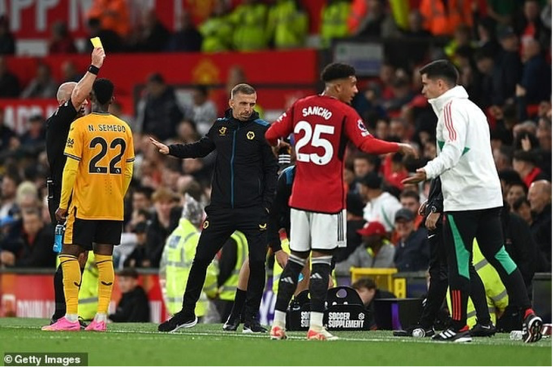 Bóng đá - Ra quyết định có lợi cho Man Utd, 3 trọng tài lập tức bị sa thải