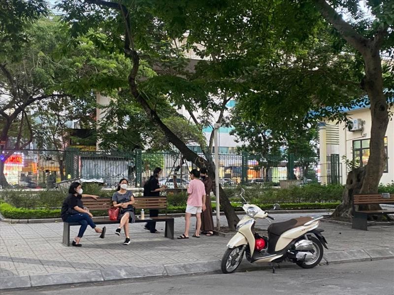 Phụ huynh có con thi lớp 10 Trường THPT Chuyên Đại học Sư phạm Hà Nội tất tả đi tìm phòng trọ, chỗ ở cho con nghỉ ngơi. Ảnh: Trà My