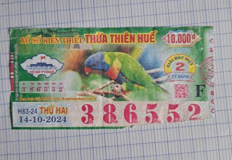Tờ vé số trúng giải đặc biệt 2 tỷ đồng gây xôn xao. Ảnh: Người lao động