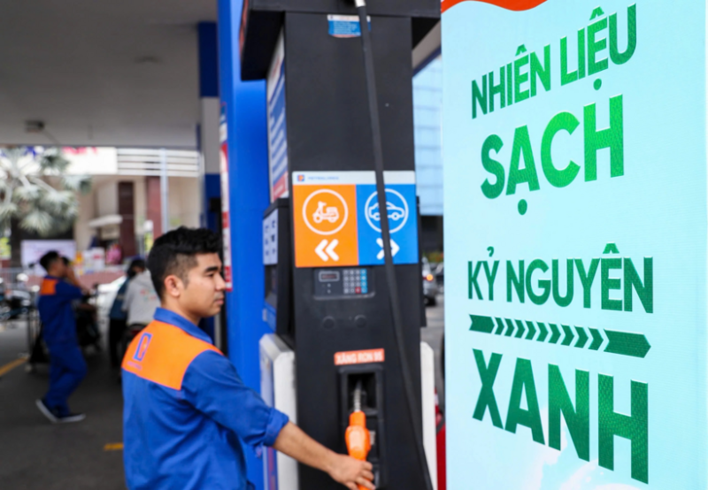Hầu hết các dòng xe xăng hiện hành đang sản xuất, lắp ráp, nhập khẩu và phân phối chính hãng tại Việt Nam đều được xác nhận tương thích với xăng E5 và E10 theo các chỉ tiêu kỹ thuật quy định tại QCVN 01:2022/BKHCN và Hiến chương Nhiên liệu toàn cầu (Worldwide Fuel Charter - WWFC). Ảnh minh họa/Thanh Niên
