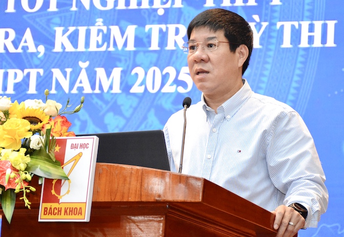 GS Huỳnh Văn Chương cho hay năm 2025, đề thi tốt nghiệp THPT sẽ được in trên khổ A3 thay vì A4 như mọi năm nhằm tạo thuận lợi cho công tác in sao và giảm rủi ro sót trang. Ảnh: Bộ GDĐT  