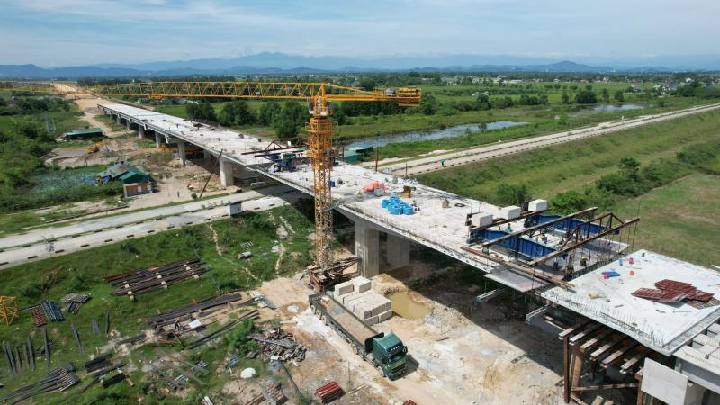 Tin trong nước - Huy động tối đa nhân lực, thiết bị thi công cao tốc Diễn Châu – Bãi Vọt