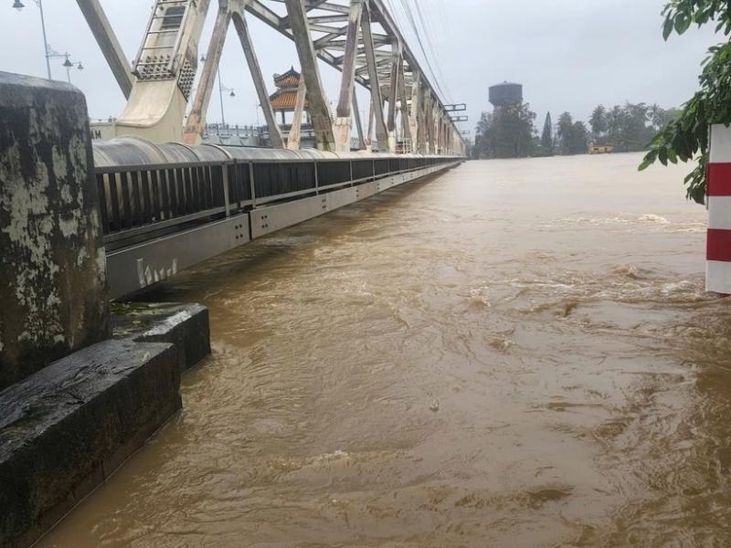 Mực nước trên sông ngày một dâng cao sát mặt cầu đường sắt