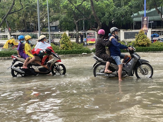 Cần Thơ: Triều cường vượt mốc kỷ lục, cơ quan dự báo và người dân bất ngờ? ảnh 1