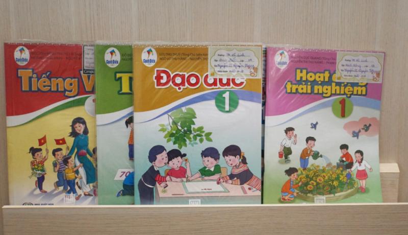 Sách giáo khoa lớp 1, bộ Cánh Diều được sử dụng tại trường Tiểu học Mê Linh, quận 3, TP HCM năm học 2020-2021. Ảnh: Mạnh Tùng
