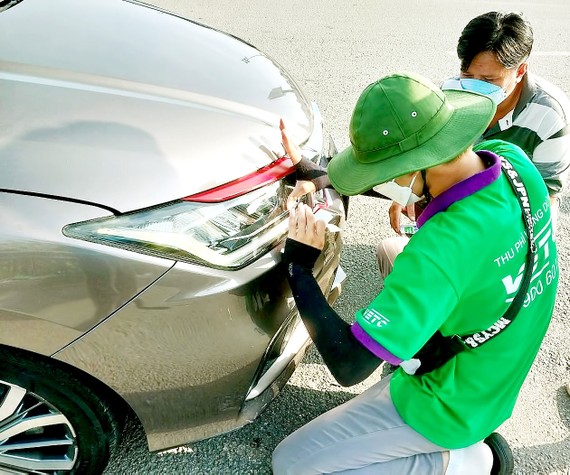 Tuyến cao tốc TPHCM - Long Thành - Dầu Giây: Ngày 1-8 có hết kẹt xe? Nhiều tài xế phải dừng xe trên đường cao tốc để dán thẻ thu phí tự động. Ảnh: HOÀNG BẮC