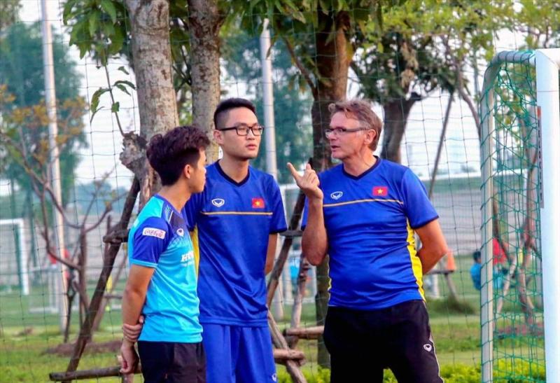 Lịch trình căng thẳng của ông Troussier khi kiêm 2 vai