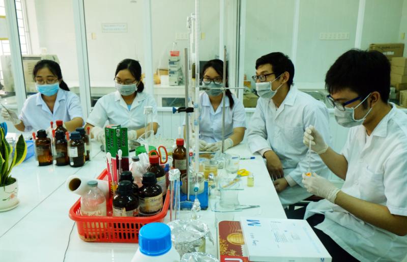 Sinh viên Đại học Sài Gòn trong phòng thí nghiệm. Ảnh: Mạnh Tùng