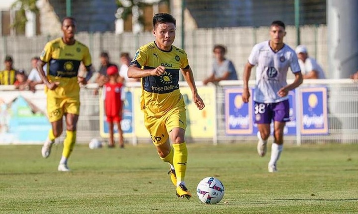 HLV Tholot: Quang Hải có thể trở thành trụ cột của Pau FC - 1