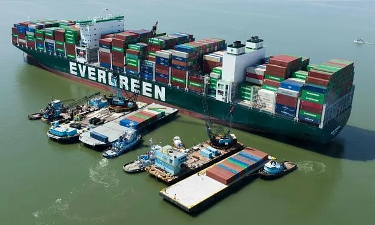 Tàu kéo đưa sà lan chở container rời tàu Ever Forward ở Pasadena, Maryland, hôm 11/4. Ảnh: AFP