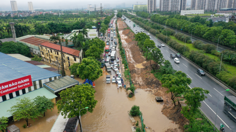 Ngập úng ở đường gom đại lộ Thăng Long ngày 23/5. Ảnh: Phạm Chiểu