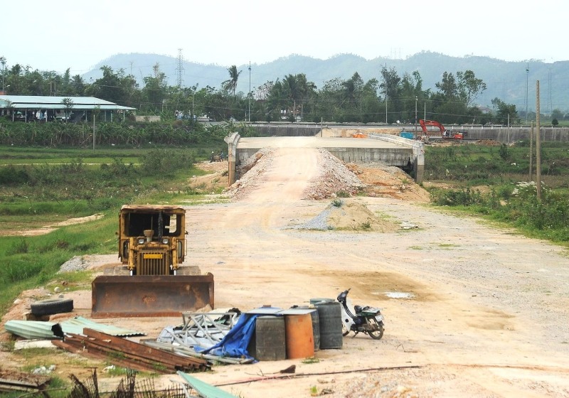 Cầu Tây An 1 và Tây An 2, thuộc dự án đường tránh lũ ở Duy Xuyên, Quảng Nam gần 250 tỉ đồng, xây xong thiếu đường dẫn, do thiếu nguồn đất đắp. Ảnh: Nguyễn Hoàng