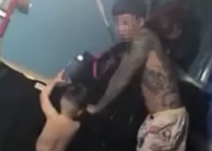 Hoàn tất thủ tục bàn giao bé trai nghi bị ép hút ma túy cho gia đình