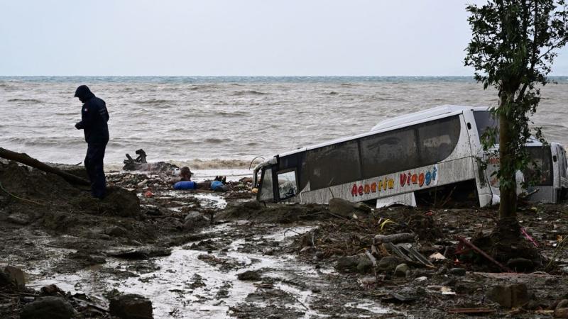 italy ban bo tinh trang khan cap sau vu lo dat chet nguoi tren dao ischia1