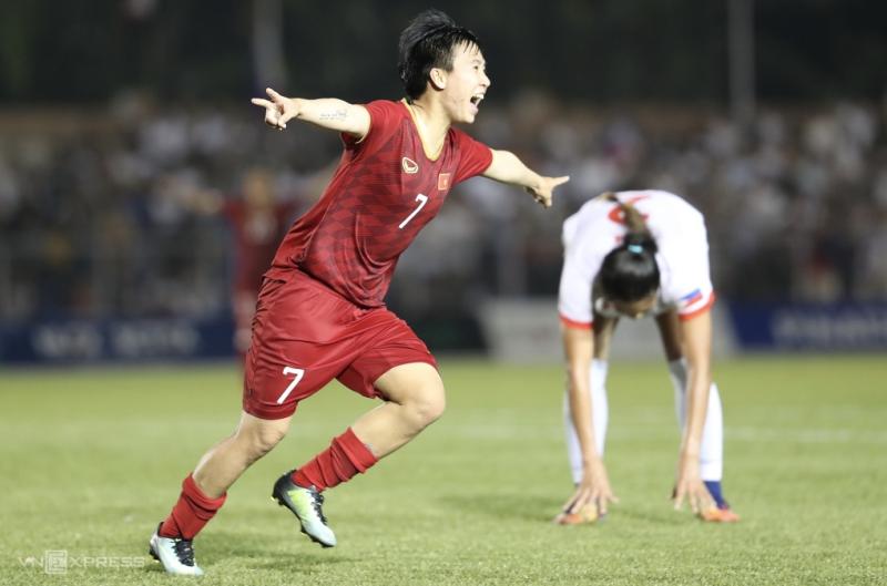 Tuyết Dung mừng bàn ấn định tỷ số 2-0 trước Philippines ở bán kết SEA Games 30. Ảnh: Đức Đồng