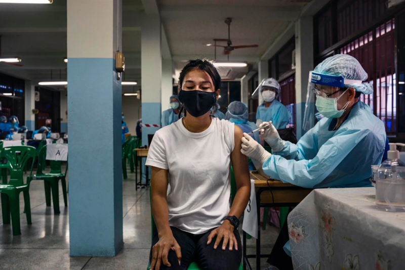 Người dân được tiêm vaccine Covid-19 tại Bangkok, Thái Lan. Ảnh: NY Times