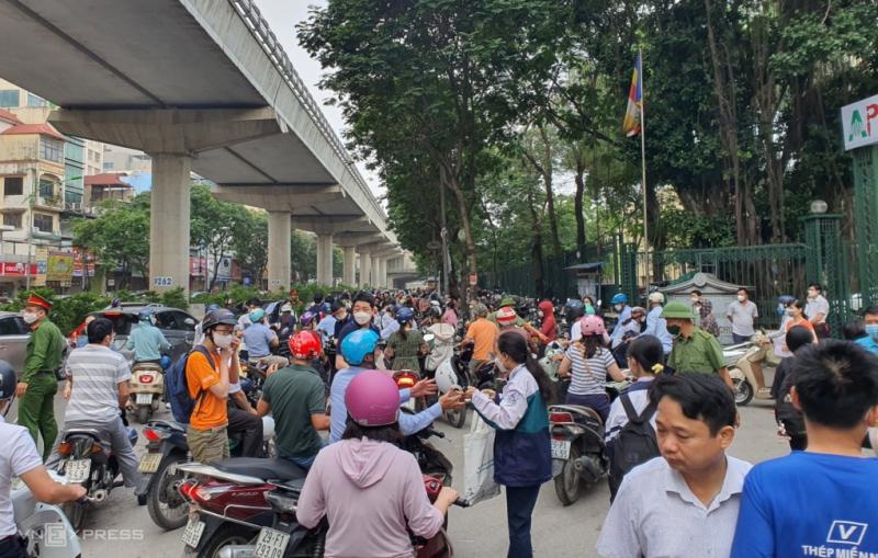 Lượng thí sinh lớn khiến khu vực cổng trường đông nghịt từ sáng sớm 1/6. Ảnh: Thanh Hằng