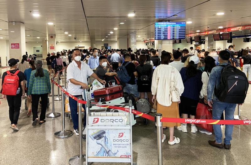 Khách chờ làm thủ tục ở sân bay Tân Sơn Nhất, chiều 17/7. Ảnh: Gia Minh