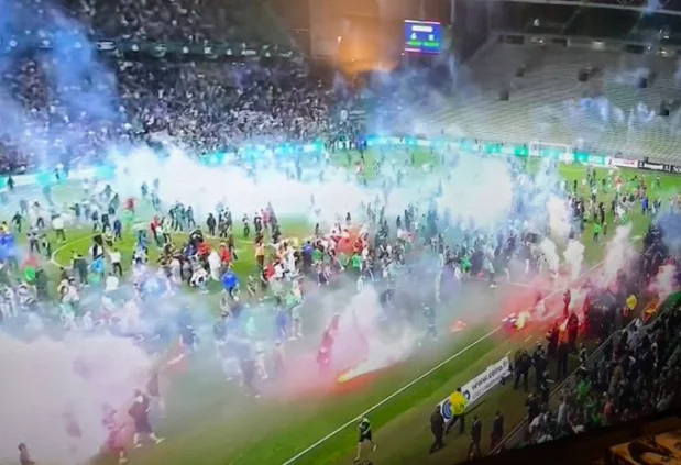 CĐV St Etienne xông vào sân làm loạn. Ảnh: Sun.