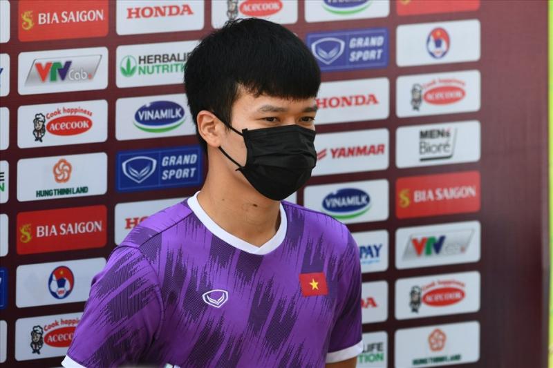 Tiền vệ Hoàng Đức chia sẻ trước buổi tập của tuyển Việt Nam. Ảnh: Xuân Giang