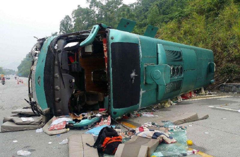 lat xe khach tren cao toc o trung quoc it nhat 27 nguoi chet 01