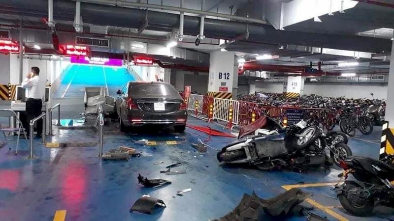 bat ngo ve tai xe lai mercedes maybach tong loat xe may o ham chung cu