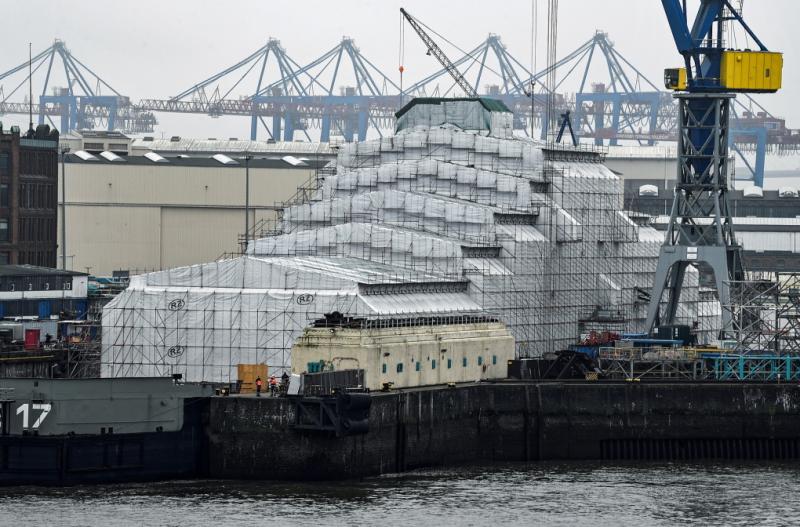 Siêu du thuyền Dilbar được bảo dưỡng tại cảng Blohm & Voss ở thành phố Hamburg của Đức vào ngày 3/3. Ảnh: Reuters.