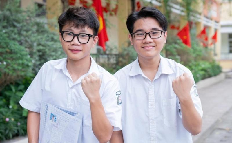 Thí sinh làm thủ tục thi lớp 10 ở Hà Nội, sáng 6/6. (Ảnh: VnExpress)