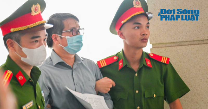 Cựu Phó Chủ nhiệm Văn phòng Quốc hội Phạm Thái Hà được đưa đến tòa.