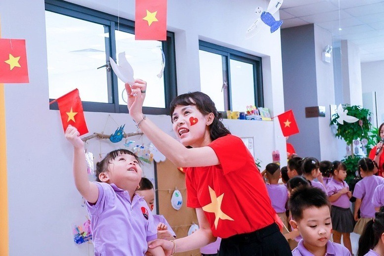 Cô trò Trường TH&THCS Marie Curie (Hà Nội) trong buổi tựu trường. Ảnh: Báo Chính phủ