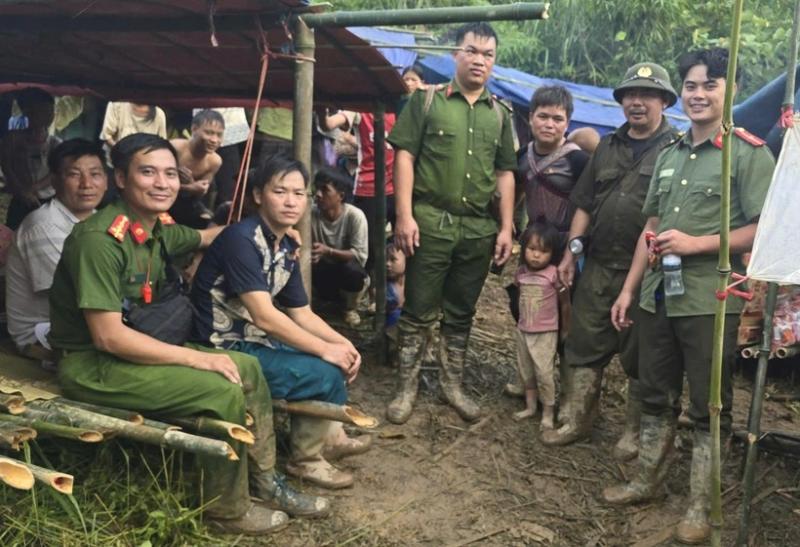 Trưa 11/9, công an xã, chính quyền phải di chuyển 15km đường sạt lở mới tiếp cận được địa bàn thôn và tìm đến nơi người dân lánh nạn. Ảnh: Báo Dân trí.