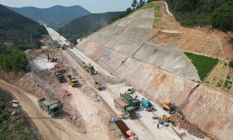Các nhà thầu gấp rút thi công cao tốc Diễn Châu - Bãi Vọt