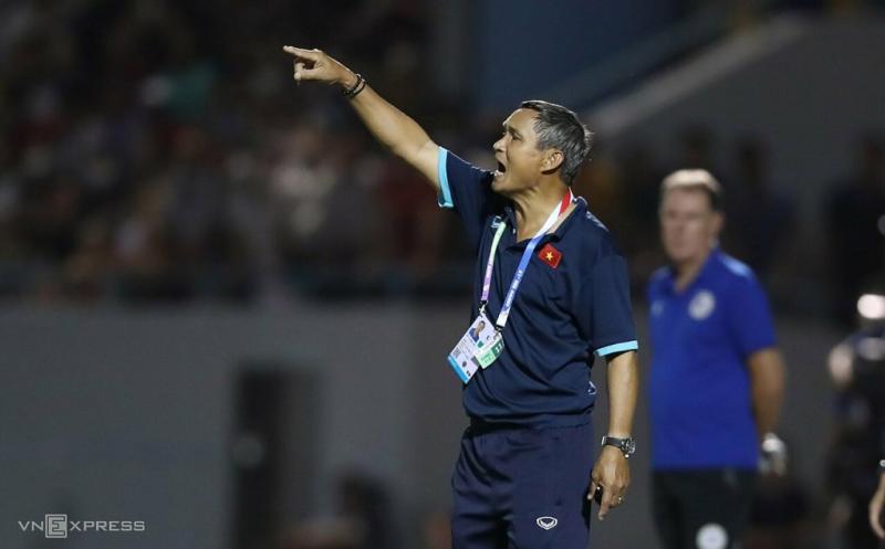 HLV Mai Đức Chung chỉ đạo các cầu thủ Việt Nam trong trận đấu Philippines tối 11/5. Ảnh: Đức Đồng