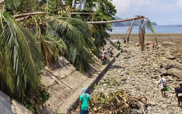 Bờ biển tỉnh Sarangani, Philippines, bị biến dạng sau động đất. (Ảnh: Xinhua/Shutterstock)