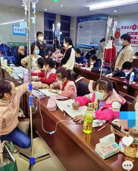 Chuyện học đường - Dịch cúm bùng phát, học sinh Trung Quốc vừa truyền nước vừa làm bài tập về nhà trong bệnh viện