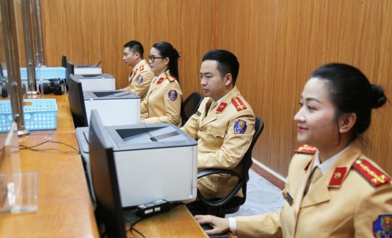 Ngày đầu lực lượng CSGT làm nhiệm vụ cấp, đổi giấy phép lái xe cho người dân. (Ảnh: Dân trí)