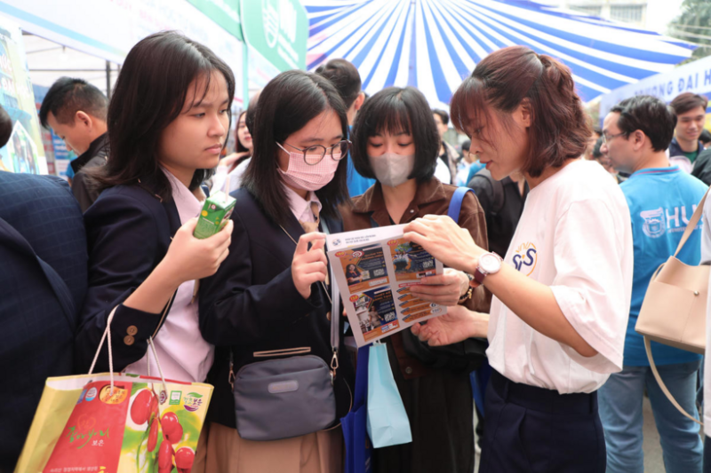 Học sinh tìm hiểu thông tin tại Ngày hội tư vấn hướng nghiệp 2026. Ảnh: VNU
