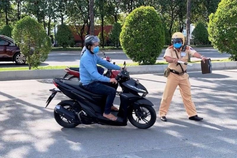 Xe máy chuyển hướng không xi nhan, gây tai nạn giao thông có thể bị phạt tới 14 triệu đồng, đồng thời bị trừ 10 điểm giấy phép lái xe. Ảnh minh hoa