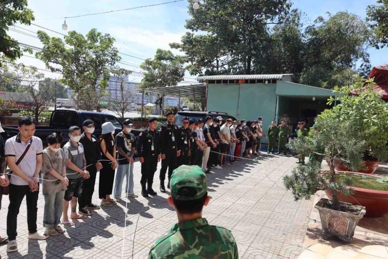Các đối tượng trong đường dây lừa đảo bị bắt giữ. Ảnh: VietNamNet