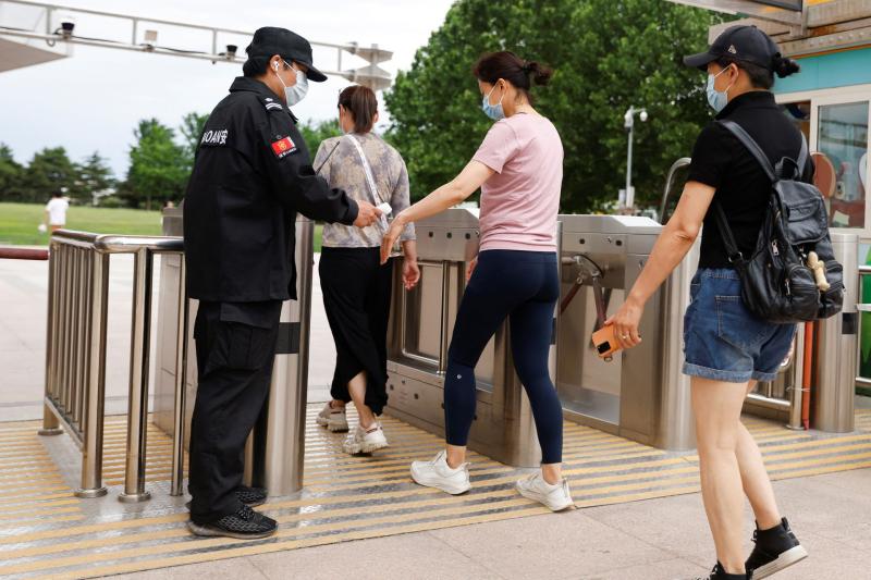 nguoi dan bac kinh bat dau tro lai lam viec thuong hai sap ket thuc dot phong toa2
