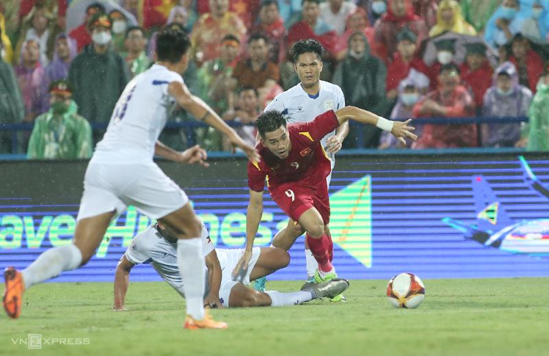 Tiền đạo Nguyễn Tiến Linh xâm nhập cấm địa Philippines trong trận hòa 0-0 trên sân Việt Trì ngày 9/5, ở SEA Games 31. Ảnh: Lâm Thoả
