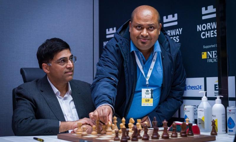 Anand (ngồi) trước khi bắt đầu ván đấu với Shakhriyar Mamedyarov ở siêu giải Na Uy hôm 9/6. Ảnh: NC