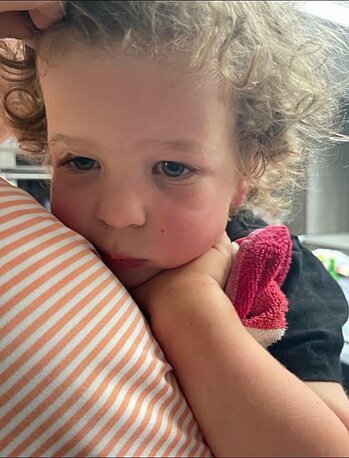 Aiden McCarthy đoàn tụ cùng ông bà tại một bệnh viện ở ngoại ô Chicago hôm 4/7. Ảnh: GoFundMe.