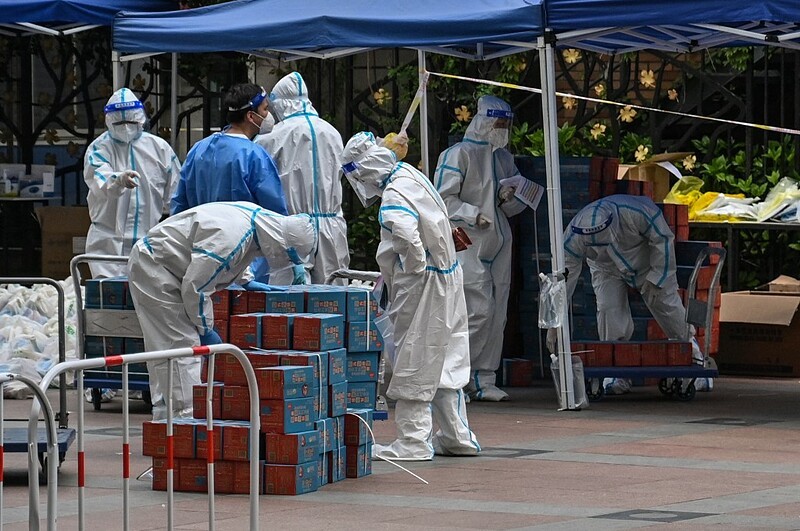 Nhân viên phòng chống dịch cạnh lô thực phẩm chính quyền cung cấp cho người dân tại một khu vực bị phong tỏa vì Covid-19 ở Thượng Hải, Trung Quốc hôm 10/4. Ảnh: AFP.