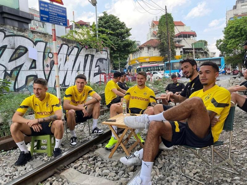 se xu phat quan ca phe duong tau de dan cau thu dortmund ngoi tren duong ray 