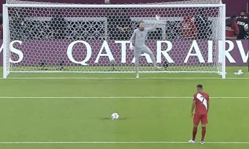 Andrew Redmayne nhảy múa trước khi cầu thủ Peru sút luân lưu trận tranh vé vớt đi World Cup 2022 tại Qatar hôm 13/6. Ảnh: chụp màn hình