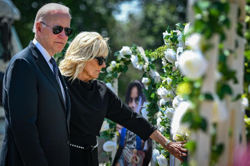 Tổng thống Mỹ Joe Biden cùng phu nhân tưởng niệm nạn nhân vụ xả súng trường tiểu học Robb, Uvalde,Texas, hôm 29/5. Ảnh: AFP.