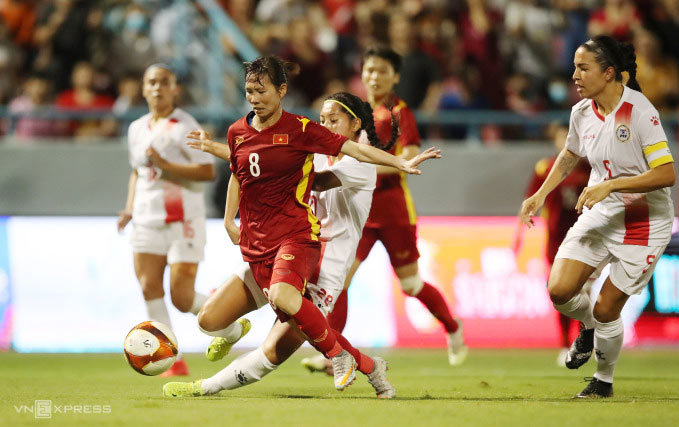 Tiền vệ Thùy Trang (số 8) rê bóng qua cầu thủ Philippines ở vòng bảng SEA Games 31 hôm 11/5 trên sân Cẩm Phả, Quảng Ninh. Ảnh: Đức Đồng